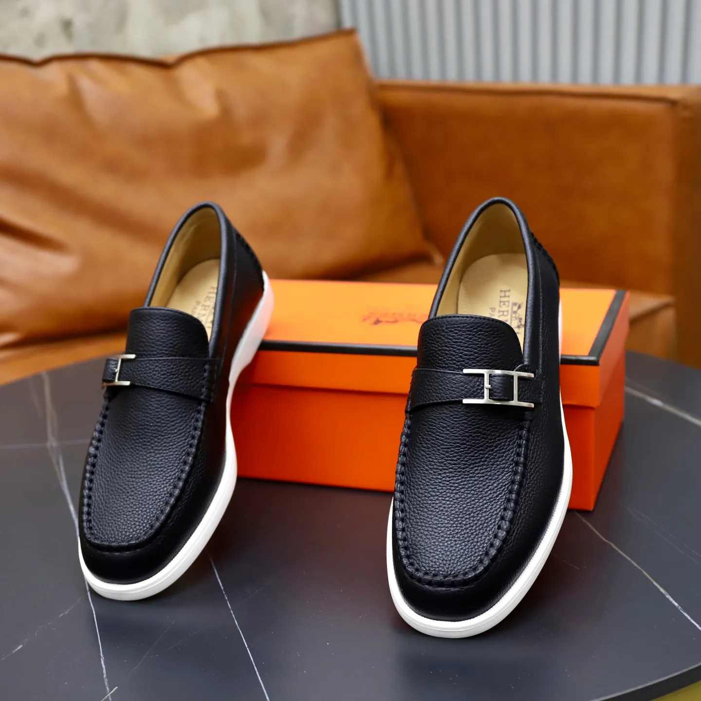 Ex-factory price: 560💰Hermès/Hermès slip-on men's shoes. This shoe is made of imported pebbled cowhide. It has simple and smooth lines and is combined with aerodynamically designed 3CM rubber foam ultra-light soles! Youthful and fashionable, classic H-shaped hardware buckle decoration, calf lining gently wraps the feet, with logo cowhide feet, casual and urban style, highlighting youthful vitality, sports and leisure version, super versatile, code number: 38-39-40-41-42-43-44 standard leather shoe size (45 can be customized but does not support returns)